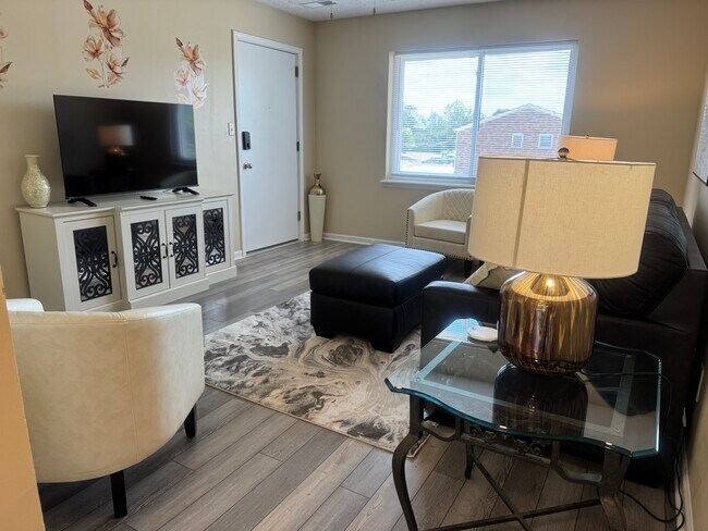 Fotografía del edificio - 413 Lenney Dr