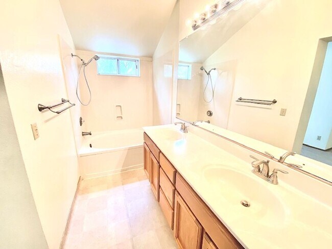 Building Photo - Adorable Townhome in Dublin CA