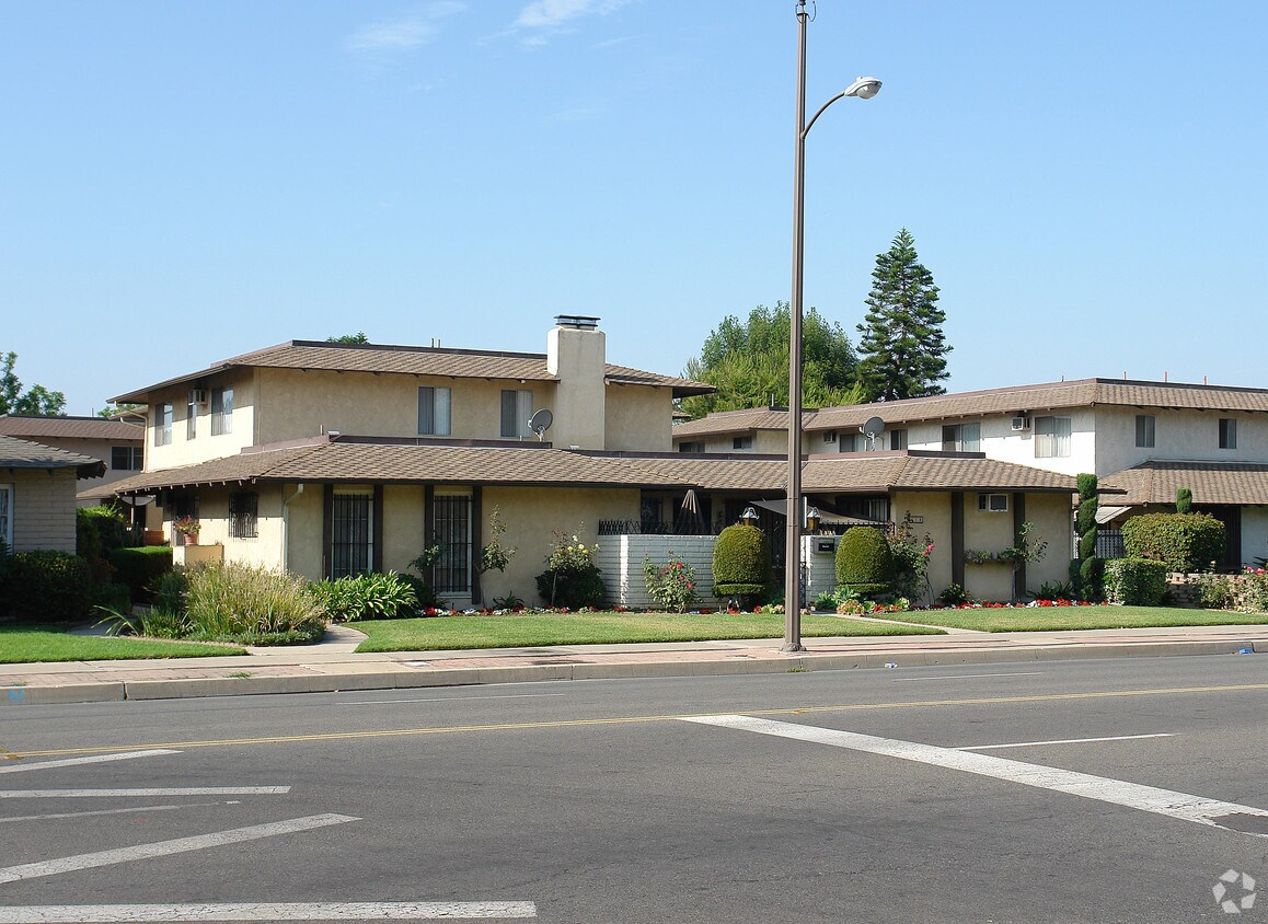 418 W La Veta Ave, Orange, CA 92866 Apartments in Orange, CA