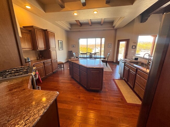 Building Photo - Gorgeous Fully Furnished rental on 1 acre, flexible lease term