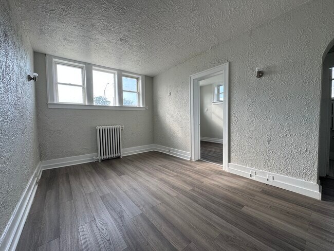 Photo du bâtiment - UPDATED 1BED 1BATH APARTMENT