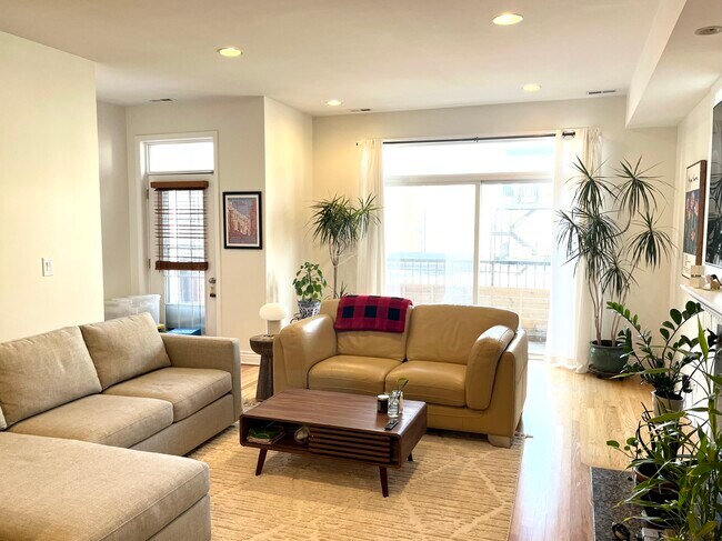 Sala de estar - 817 N Bishop St