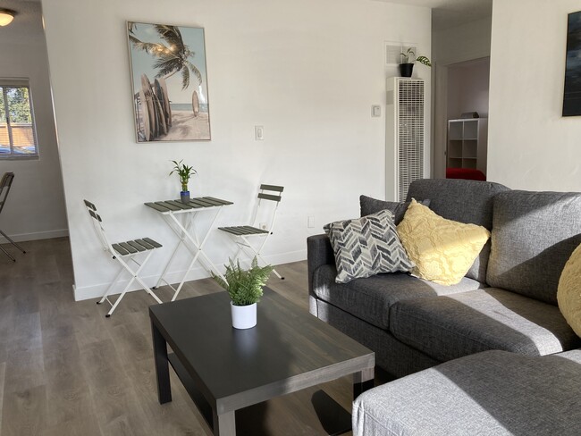 Living-room - 4411 Kendall St
