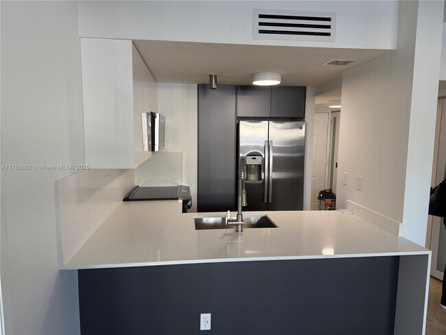 Foto del edificio - 540 Brickell Key Dr