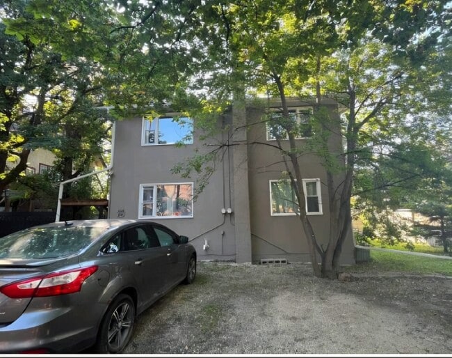 Pleanty of parking - 149 Academy Rd