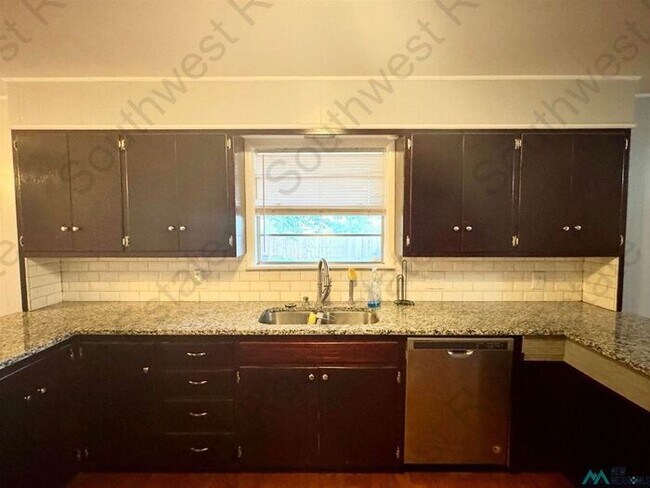 Foto del edificio - Beautiful 3 bedroom 2 bath brick home