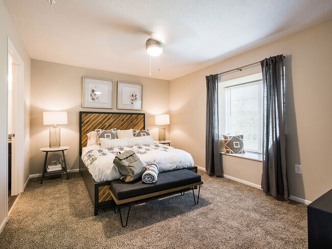 Dormitorio principal con armario y baño en suite - Redwood DeWitt