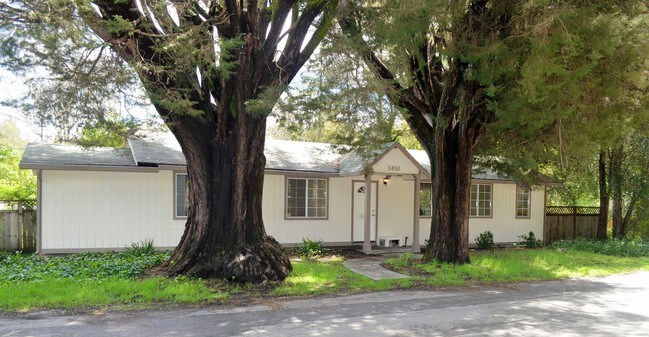 Foto del edificio - 5800 Valley Dr