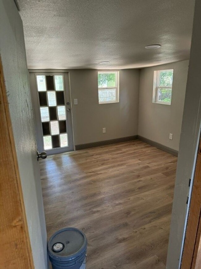 Building Photo - Newly Renovated, Cozy 2 Bedroom, 1 Bathroo...