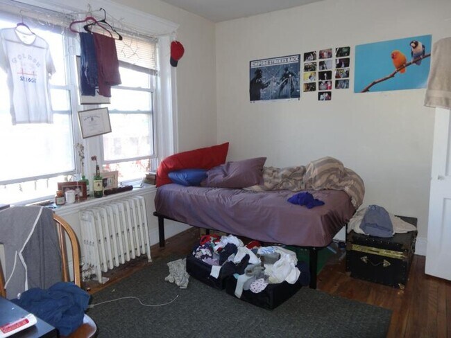 Building Photo - 3 bed 1 bath condo with H & HW in Packard's Corner