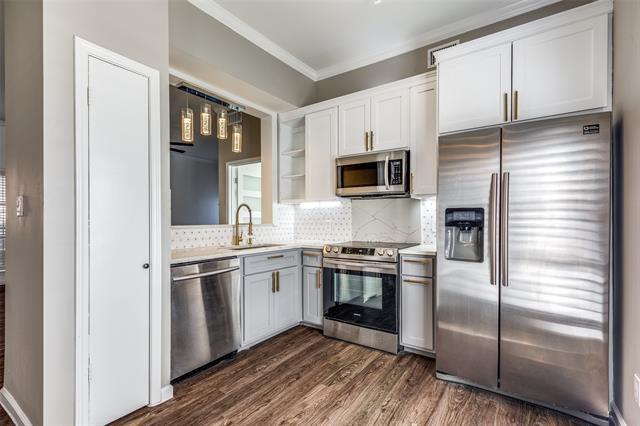 Building Photo - 10420 High Hollows Dr