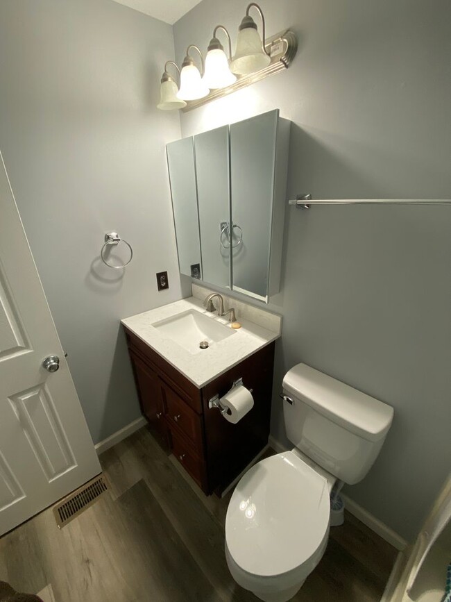 Building Photo - Recently Renovated Condo for Rent!
