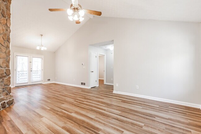 Building Photo - 411 Azalea Dr