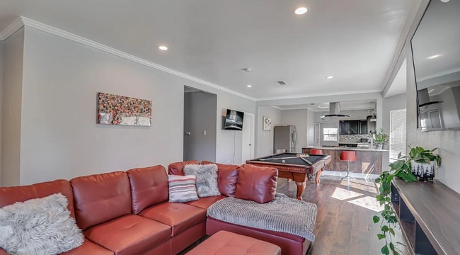 Building Photo - Charming 3 bedroom, 3 bath!