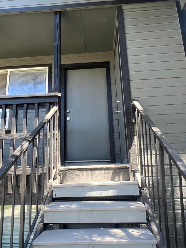 Building Photo - 697 SE 6th Ave