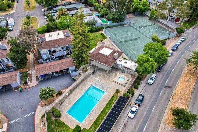 Building Photo - 2Bed/2Bath Central Novato Location with Po...
