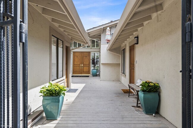 Building Photo - 4 br, 4.5 bath House - 5 Brent Court