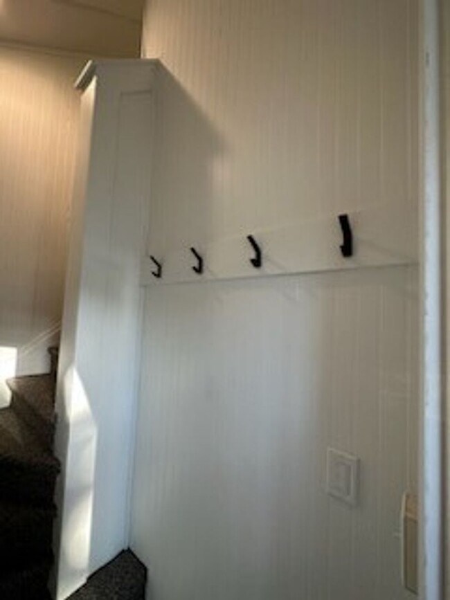 Building Photo - Quiet Triplex