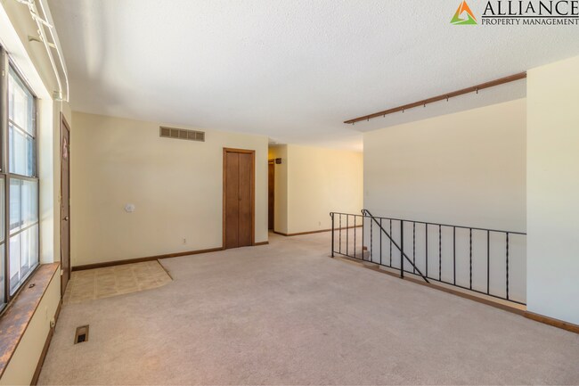 Building Photo - Spacious 3 bed home in West Manhattan!!