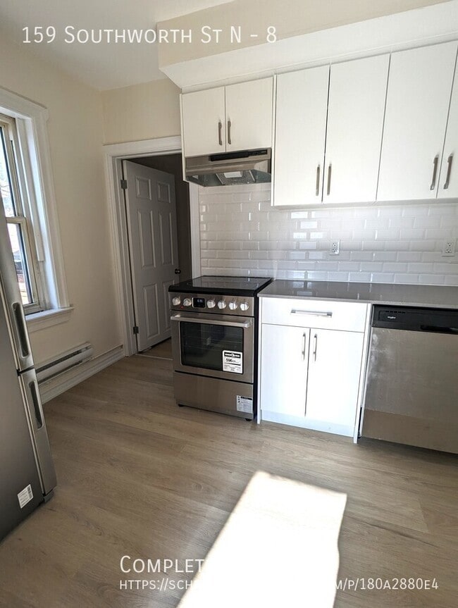 Building Photo - Renovated Bachelor Unit with Private Kitch...