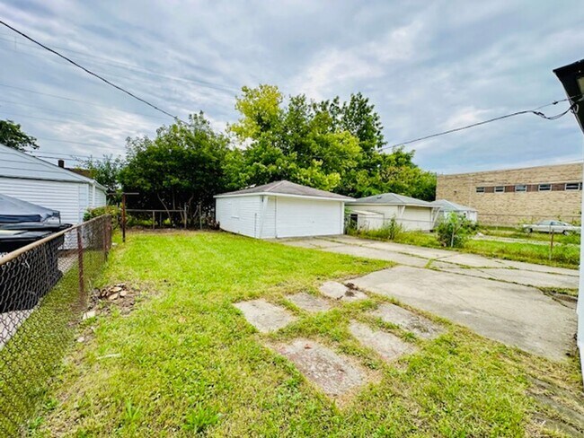 Building Photo - 3 Bedroom 1 Bath 2 Car Garage Welcome Sect...