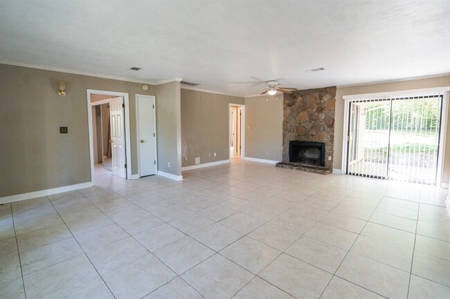 Building Photo - 913 Blackwood Ave