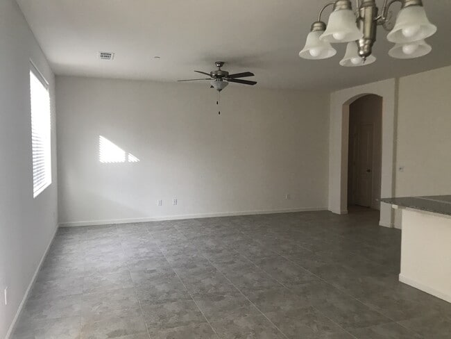 Building Photo - South East Visalia Newer 4 bedroom 2 bath
