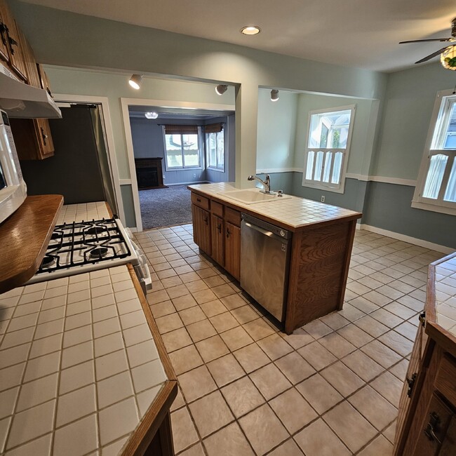 Building Photo - 3-Bedroom Home with 2 Full Baths in Prime ...