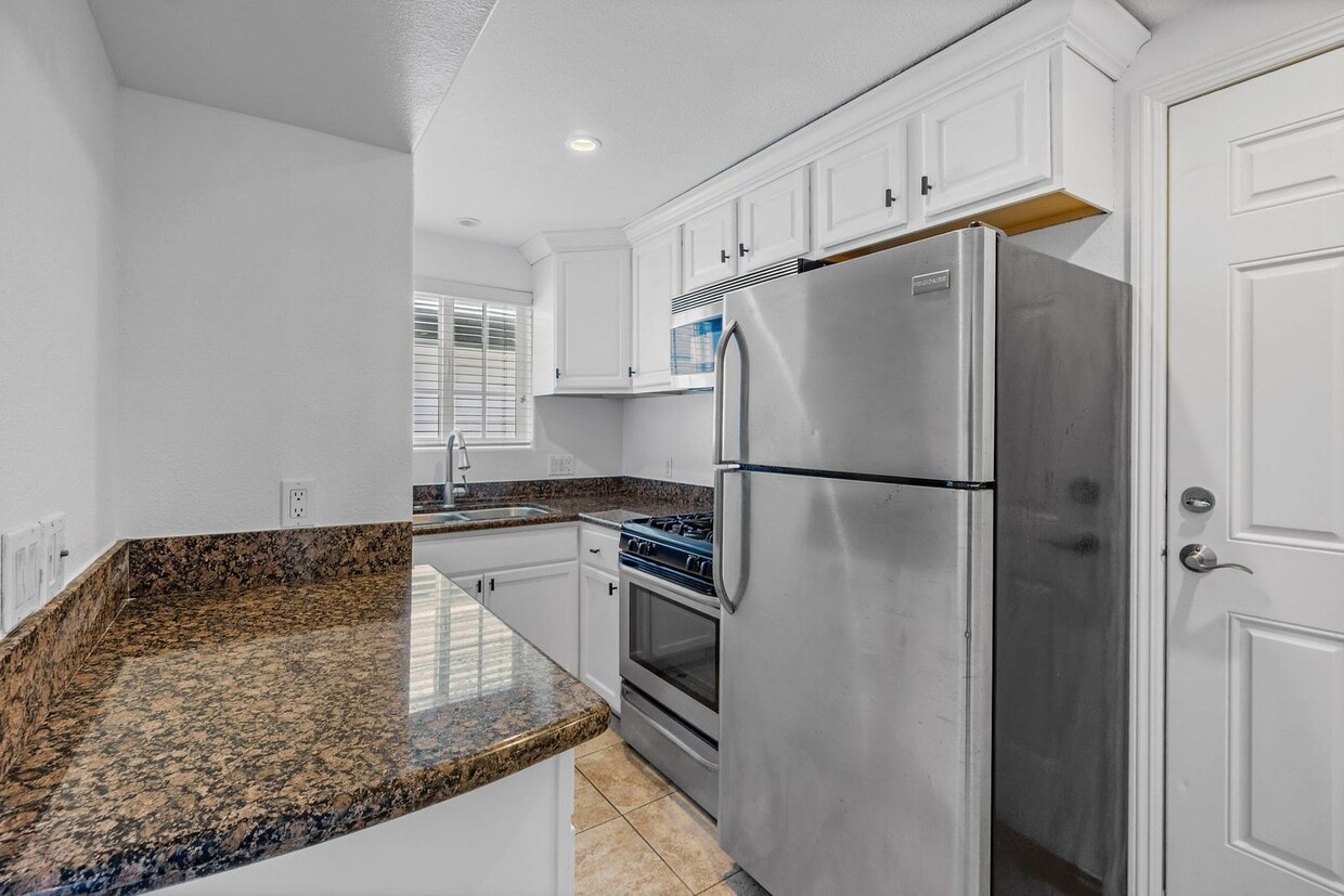 Primary Photo - 126 E Balboa Blvd