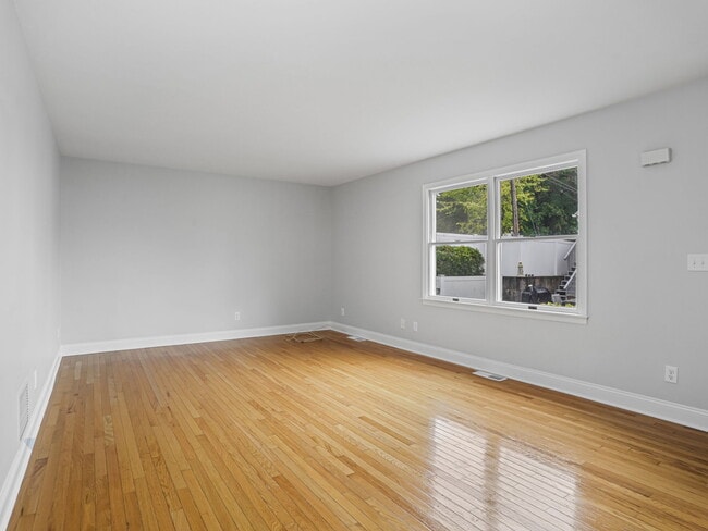 Building Photo - 13 Cos Cob Ave