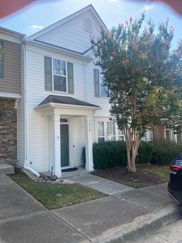 Foto principal - 412 Walnut Woods Dr