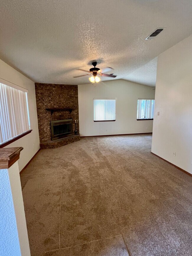 Building Photo - New paint and carpet!
