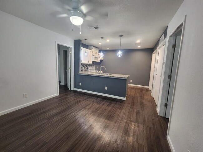 Building Photo - 1624 Aquarena Springs Dr