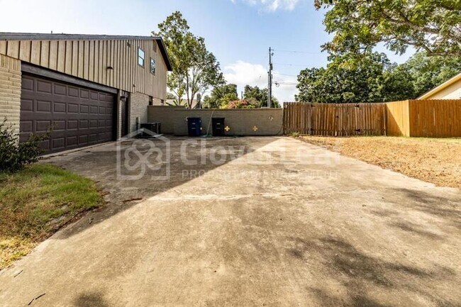 Building Photo - 405 W Tanglewood Dr