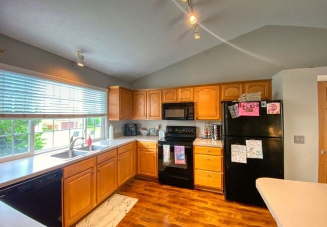 Building Photo - Spacious Elkhorn Three Bedroom!
