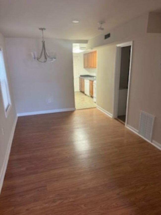 Building Photo - Beautiful Row Home for You! Washer/Dryer I...