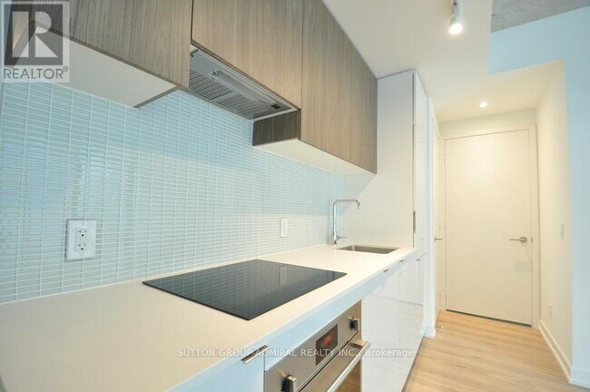 Photo du bâtiment - 161 Roehampton Ave