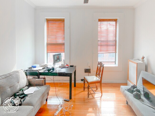 Foto del edificio - 642 Driggs Ave