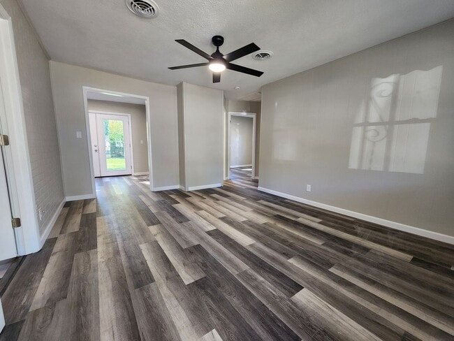 Foto del edificio - Spacious 3-Bedroom, 1-Bathroom Home AVAILA...