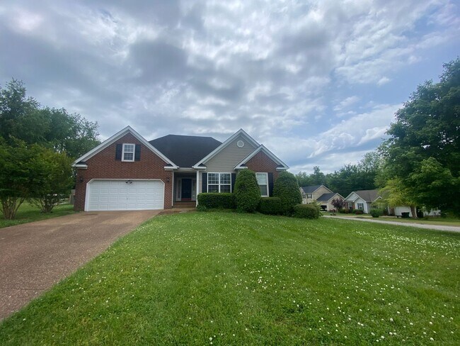 Foto del edificio - 3 BR, 2 BA, 2 Car Garage, Fenced in Yard, ...