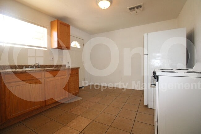 Foto del edificio - 3365 N Stone Ave