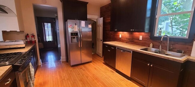 Building Photo - Charming 3 Bedroom