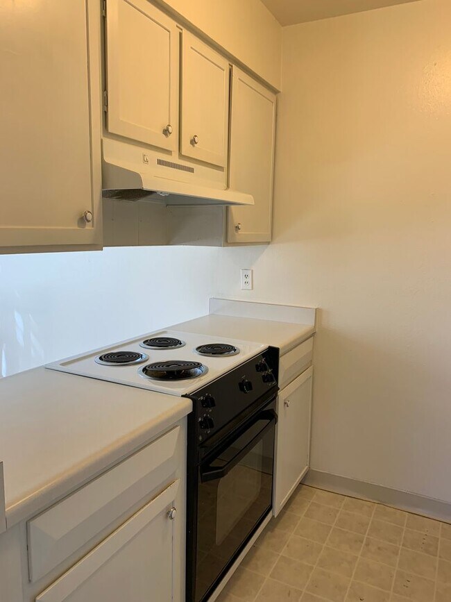 Building Photo - 2nd Floor Condo with view of Flatirons