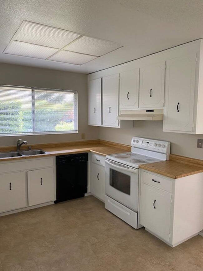Building Photo - 331 FRANKLIN CT., VACAVILLE, CA 95687