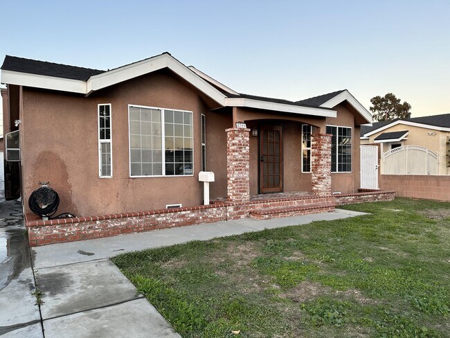 Building Photo - 8709 Oak St