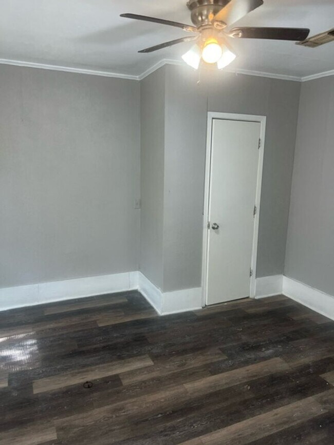 Building Photo - 350 W Waco Ave