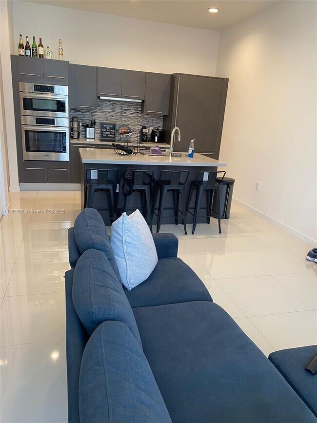 Foto del edificio - 7875 NW 107th Ave