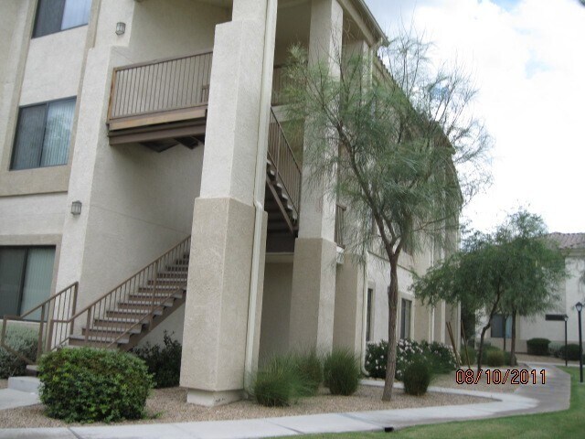 Building Photo - 2550 E River Rd