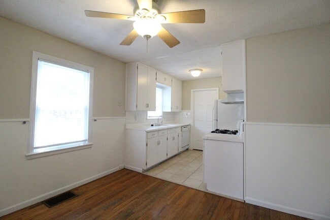 Building Photo - 2 Bedroom 1 Bath Home in Roeland Park