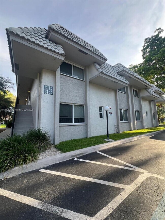 Foto del edificio - 3245 NW 102nd Terrace